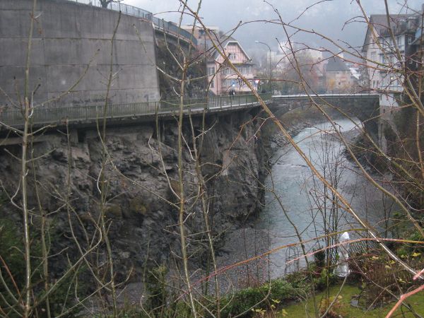 seitlicher Blick auf eine Bogenbruecke ueber den Fluss Ill