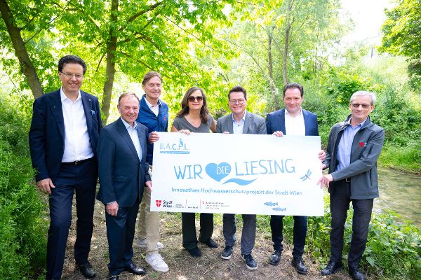 Teilnehmerinnen und Teilnehmer bei der Baustellenbesichtigung Liesingbach