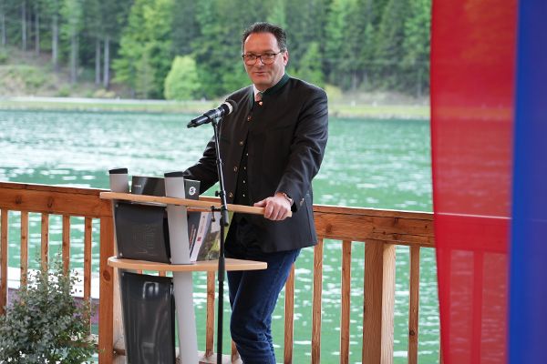 Umweltminister Norbert Totschnig bei der Fertigstellungsfeier auf der Seebühne Pillersee