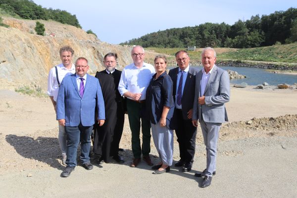 Personen aus Verwaltung und Politik vor der geplanten Baustelle