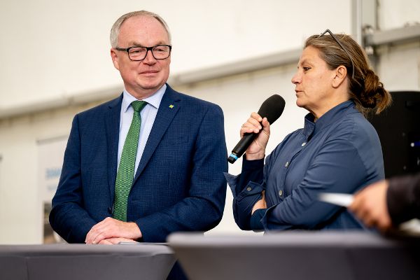 SCin Moerth mit Mikrofon daneben LHStv. Pernkopf