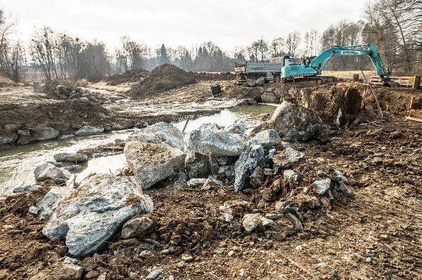 Flussbaustelle mit Bagger