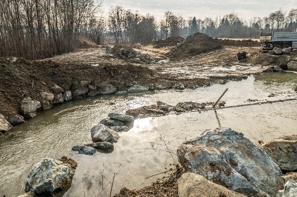 Maeandrierender Flusslauf, in der Mitte Flussteine