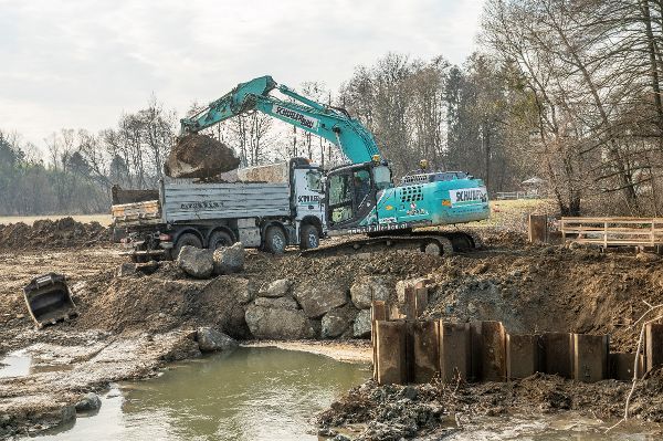 Flussbaustelle mit Bagger