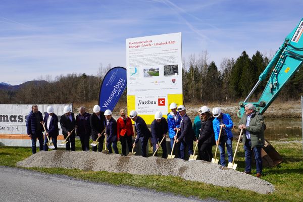 Gruppenfoto vom Spatenstich in der Gemeinde Velden