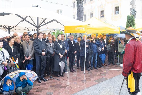 Eröffnungsfeier mit Gästen bei der Steinbrücke in Schwaz.