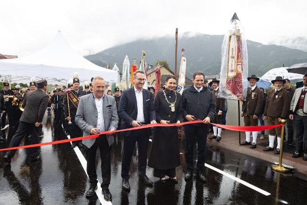 Band auf der Steinbrücke wird durchgeschnitten.