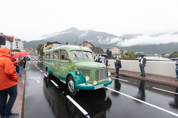 Oldtimer Auto auf der Steinbrücke.