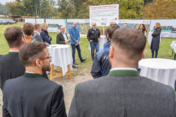 Diskussion beim Spatenstich des Hochwasserschutz in Grafendorf.