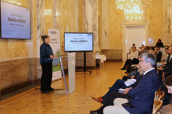 Sektionschefin Monika Mörth während ihrer Eröffnungsrede im Marmorsaal.