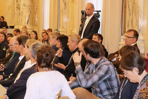 Ein Foto ins Publikum bei der Auftaktveranstaltung des LIFE AMooRe Projektes im Marmorsaal.