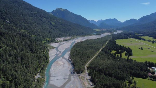 Lech umgeben von bewaldeten Bergen