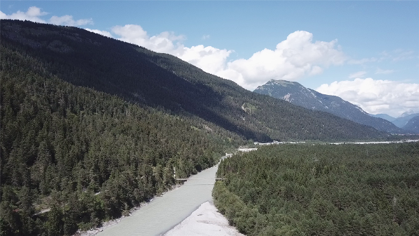 gruen bewaldete Berge entlang des Lechs