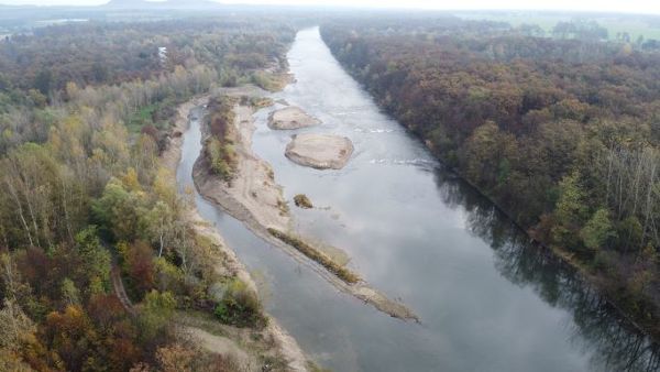 Flusslauf beidseitig umgeben von Waeldern 