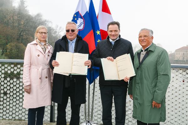 Gruppenbild mit unterzeichneter Murdeklaration