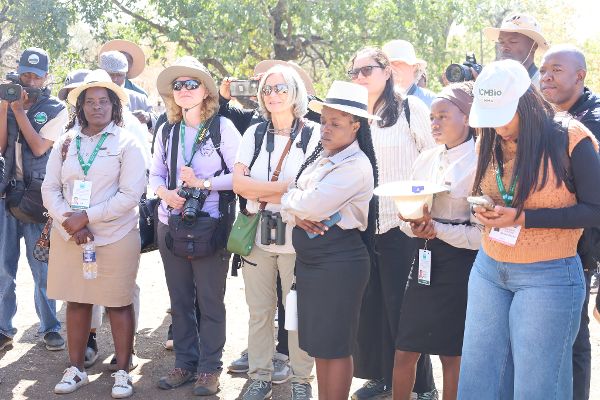 Bild der Teilnehmenden bei einer Exkursion.