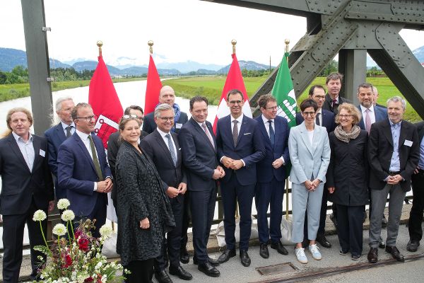 Gruppenfoto prominenter Persönlichkeiten 