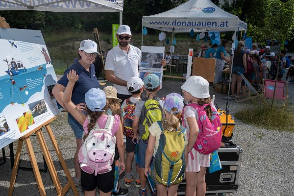 Schülerinnen und Schüler stehen vor einem Stand beim Danube Day 2023