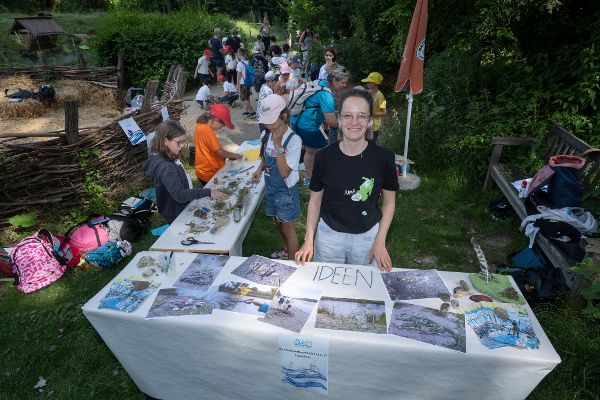 Beim Stand zum Danube Art Master der Jugendumweltplattform basteln Kinder etwas aus Materialien mit Donaubezug