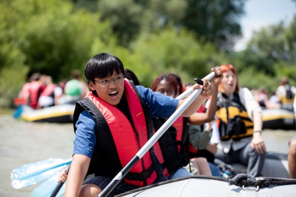 Kind in einem Schlauboot auf der Donau.