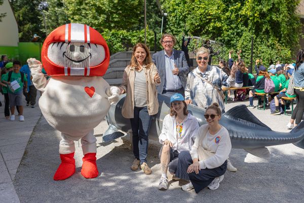 Gruppenfoto mit Helmi beim Danube Day im Nationalpark Donau-Auen 2025.