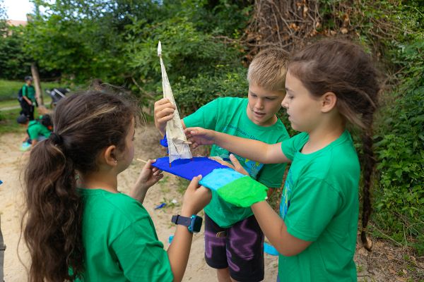 Kinder beim Basteln eines Kunstwerkes am Danube Day.