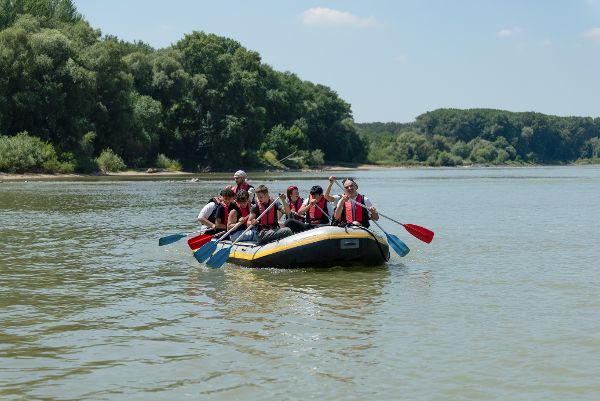Schlauchboot auf der Donau mit Schulgruppe.