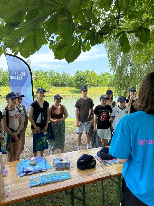 Kindergruppe beim gen blue Stand beim Danube Day in Krems 2025.
