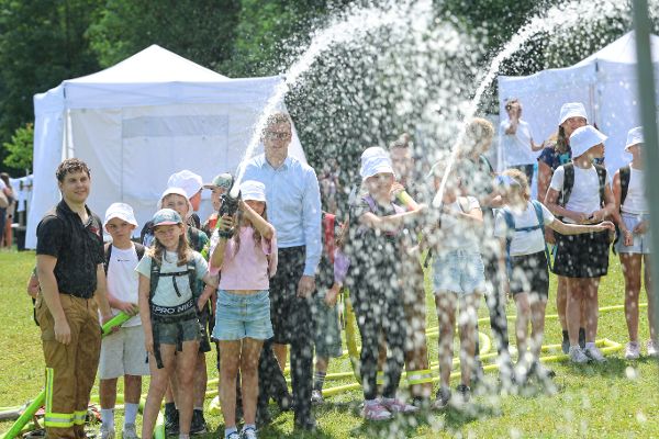 Wassererlebnistag beim Bürgerausee in Kuchl, Salzburg Im Bild Landesrat Maximilian Aigner und Schüler beim Zielspritzen der örtlichen Feuerwehr 2.7.2026
