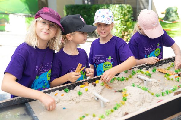 Kinder beim Stationenbetrieb am Danube Day.