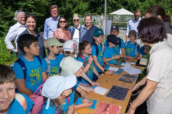 Foto von Kindern bei einem Stand am Danube Day im Nationalpark Orth an der Donau. 