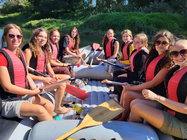 Eine Schulklasse im Schlauchboot im Nationalpark Donau-Auen.