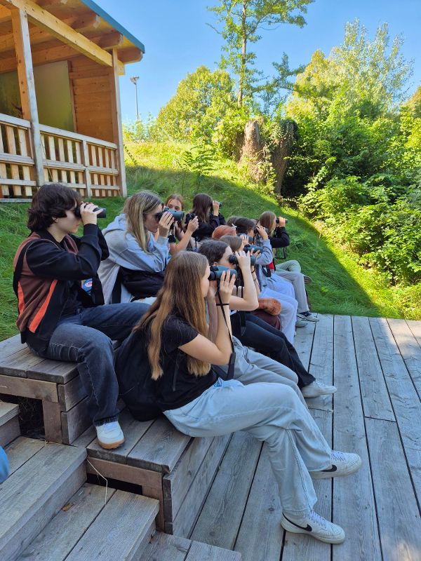 Schulklasse beim Tiere beobachten im Nationalpark Donau-Auen.
