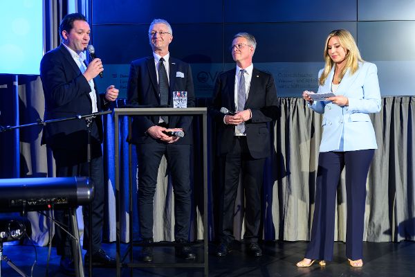 Die Ehrengäste und Moderatorin auf der Bühne bei der Preisverleihung des Neptun 2025.