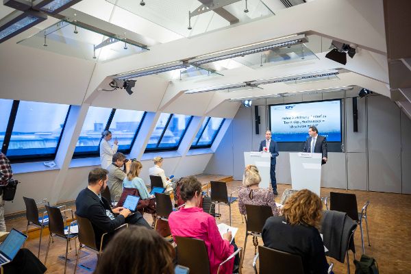 Ein Foto des Raumes bei der Pressekonferenz zur Hochwasserkampagne.