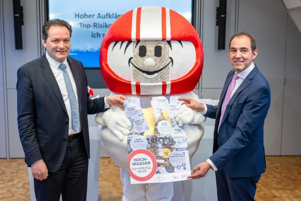 Bei der Pressekonferenz zur Hochwasserkampagne mit Sicherheitsmasskotchen HELMI.