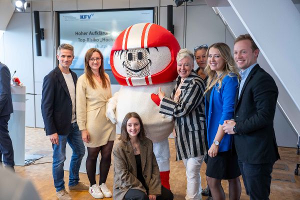 Gruppenfoto bei der Pressekonferenz zur Hochwasserkampagne.