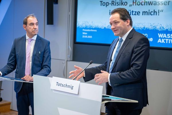 Sprecher bei der Pressekonferenz zur Hochwasserkampagne.