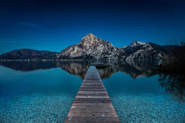Erster Platz des Fotowettbewerbs mit dem Foto Traunstein zur blauen Stunde.