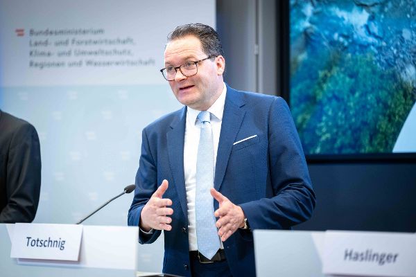 Umweltminister Norbert Totschnig bei der Pressekonferenz zu Wasser im Klimawandel.