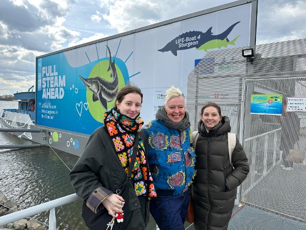 Öffentlichkeitsarbeitsteam der Sektion Wasser des BMLUK beim Schiff Negrelli.