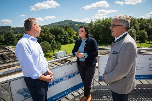 Bundesministerin Elisabeth Köstinger zu Besuch bei der Kläranlage in Bergheim