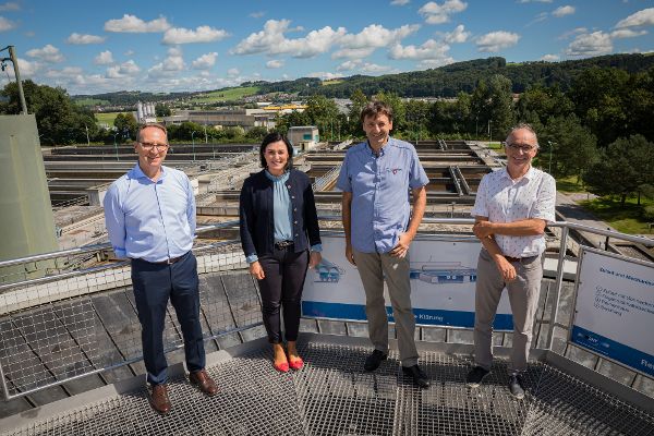 Bundesministerin Elisabeth Köstinger zu Besuch bei der Kläranlage in Bergheim