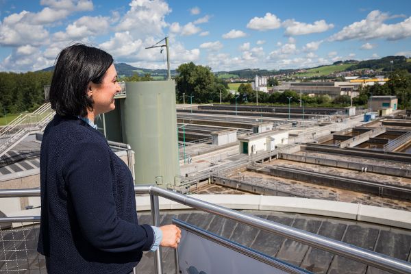 Bundesministerin Elisabeth Köstinger zu Besuch bei der Kläranlage in Bergheim