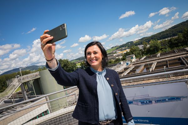 Bundesministerin Elisabeth Köstinger zu Besuch bei der Kläranlage in Bergheim