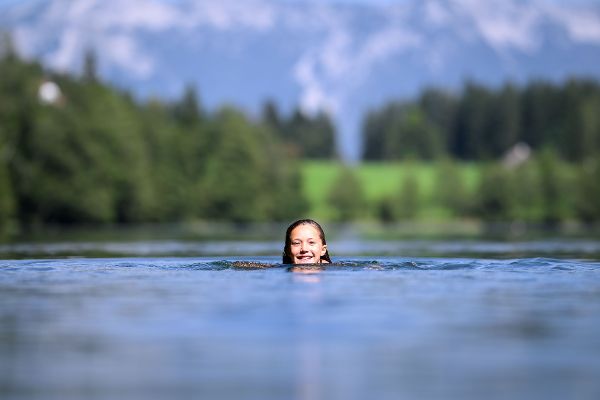 Ein Kind schwimmt im Gleinkersee.