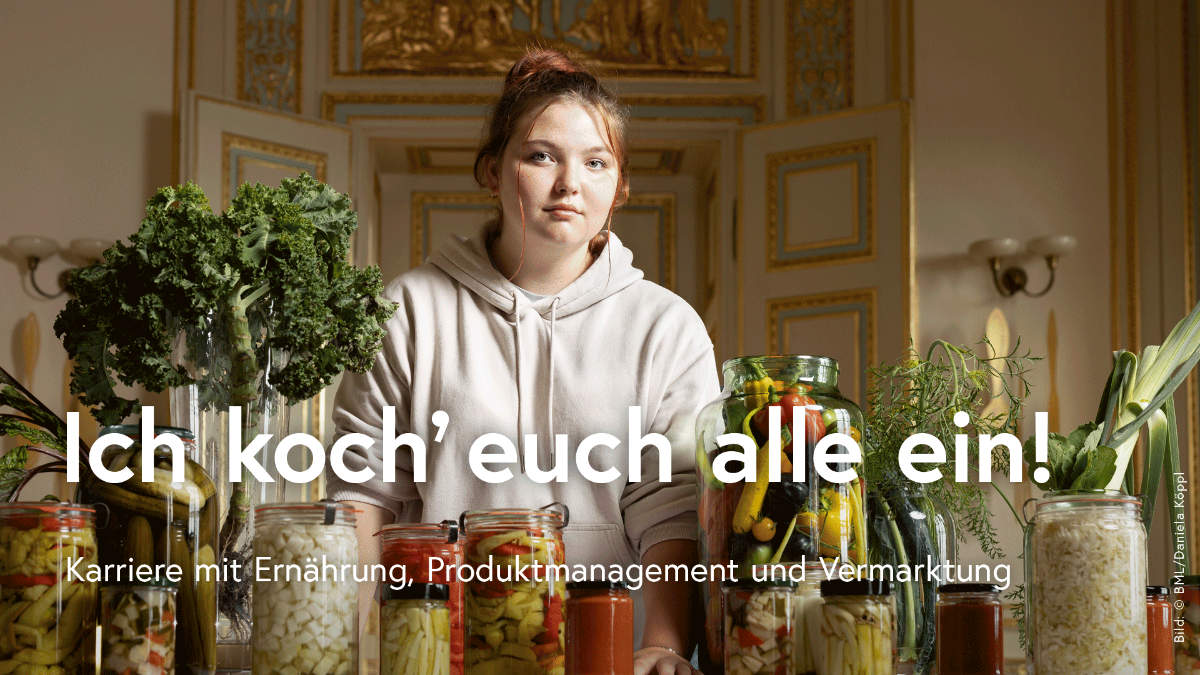 Eine Jugendliche steht in einem schlossähnlichen Raum, vor ihr Gläser mit eingelegtem Gemüse