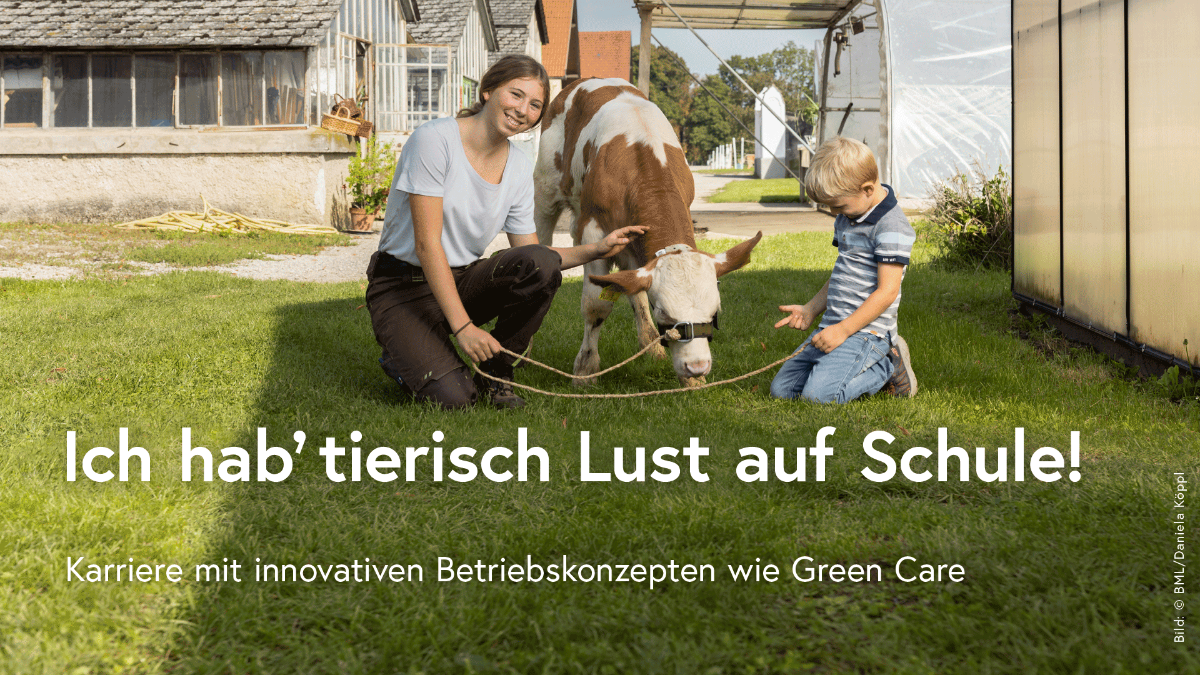 Eine Jugendliche und ein kleiner Bub halten zwischen ihnen eine Kuh an der Leine