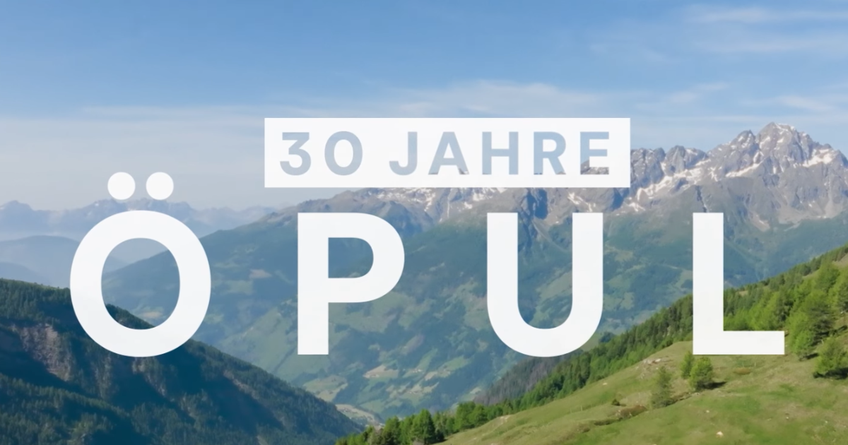Screenshot aus dem Video anlässlich des runden Jubiläums des Agrarumweltprogrammes. Zu sehen ist der Schriftzug "30 Jahre ÖPUL" in weiß vor einer Berglandschaft. An den herabfallenden Bergflanken sind Wälder durchsetzt mit grünen Wiesen und bieten so ein Zeugnis langjähriger landwirtschaftlicher Nutzung.