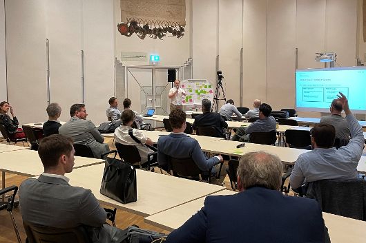 Workshop-Teilnehmer stellen Fragen an den Vortragenden
